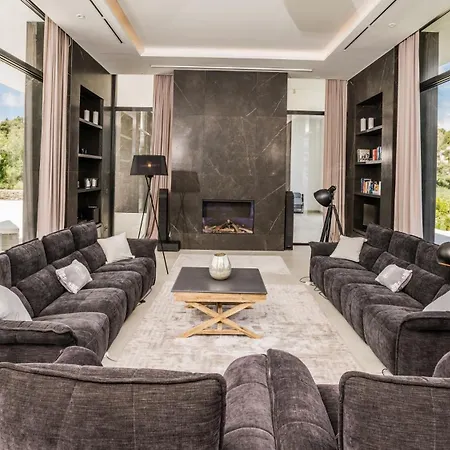 Casa Julia - Luxury And Modern 5 Bedroom Villa *